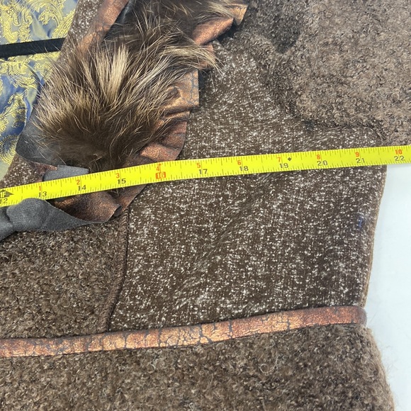 80's Chocolate Brown Ruffled
Trim Raccoon Collar Jacket - Picture 11 of 13